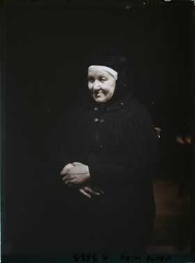 Image représentant Madame Marie Nicolas, portant le vieux petit Chapeau du Puy, superposé au bonnet