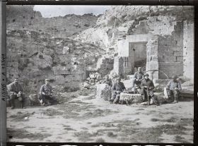 Image représentant France, Coucy-le-Chau, Poilus mangeant la soupe