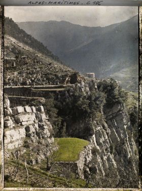 Image représentant Les restanques, une maison au bord de la montagne