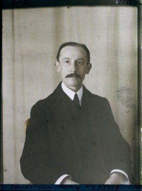 Image représentant https://musee-albert-kahn.s-museum.fr/home/NWQ2OTAwYzNmYjZlZTk1ZWQwODJmMjY4L2dlbmVyaWMtbm90aWNlLXRhYi9hdXRob3JpdHkvNjE3YTc5ZjVjZjhiODk2OGIzMzM3ZDIx/5d6900c3fb6ee95ed082f268/generic-notice-tab/authority/617a79ebcf8b8968b3337a94 Monsieur Willaume