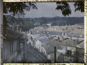 Image représentant France, Ste Menehould le haut, Vue sur le bas de Ste Ménehould, vue prise des escaliers du Château