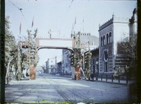 Image représentant Arc de triomphe éphémère en l'honneur de Mustapha Kemal. A droite, la gare de Sirkeci.