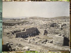Image représentant Panorama sur la ville basse vers le nord, les quartiers du Hieron (sanctuaire d'Apollon) et plus loin, le Lac Sacré