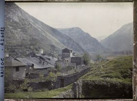 Image représentant La vieille ville, vue vers Ussat