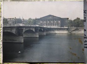 Image représentant Le pont de la Concorde et le Palais Bourbon, actuelle Assemblée nationale, décoré pour les fêtes de la Victoire des 13 et 14 juillet 1919