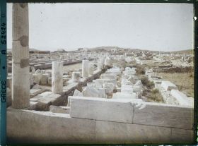 Image représentant Quartier du Hieron (sanctuaire) d'Apollon, l'avenue des Processions conduisant au Hieron (direction nord)