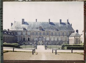 Image représentant France, Les Mesnuls, La façade du Chau de Les Mesnuls Construit en 1242
