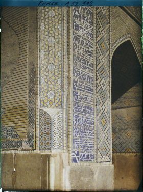 Image représentant La Madreseh Mader-i-Chah, école coranique dite "de la mère du Chah" (1714), détail des faïences de la grande porte