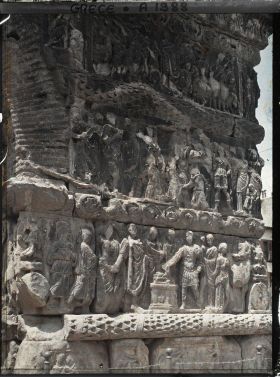 Image représentant Détails du pied méridional de la porte