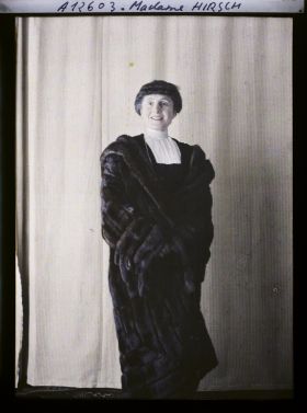 Image représentant https://musee-albert-kahn.s-museum.fr/home/NWQ2OTAwYzNmYjZlZTk1ZWQwODJmMjY4L2dlbmVyaWMtbm90aWNlLXRhYi9hdXRob3JpdHkvNjE3YTc5ZjVjZjhiODk2OGIzMzM3ZDIx/5d6900c3fb6ee95ed082f268/generic-notice-tab/authority/617a79ebcf8b8968b3336f06 Madame Hirsch