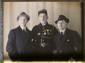 Image représentant Trois amis de  https://musee-albert-kahn.s-museum.fr/home/NWQ2OTAwYzNmYjZlZTk1ZWQwODJmMjY4L2dlbmVyaWMtbm90aWNlLXRhYi9hdXRob3JpdHkvNjE3YTc5ZjVjZjhiODk2OGIzMzM3ZDIx/5d6900c3fb6ee95ed082f268/generic-notice-tab/authority/617a79ebcf8b8968b3337050 Sylvain Kahn