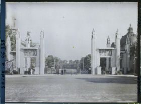 Image représentant L'exposition des arts décoratifs, la porte d'honneur entre le Grand et le Petit Palais