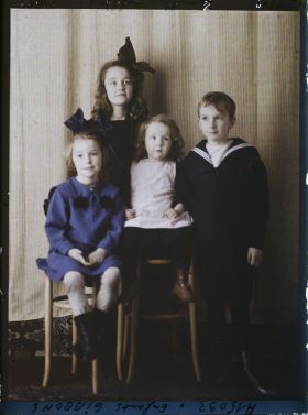 Image représentant https://musee-albert-kahn.s-museum.fr/home/NWQ2OTAwYzNmYjZlZTk1ZWQwODJmMjY4L2dlbmVyaWMtbm90aWNlLXRhYi9hdXRob3JpdHkvNjE3YTc5ZjVjZjhiODk2OGIzMzM3ZDIx/5d6900c3fb6ee95ed082f268/generic-notice-tab/authority/617a79ebcf8b8968b3336da7 Christine Gibbons,  https://musee-albert-kahn.s-museum.fr/home/NWQ2OTAwYzNmYjZlZTk1ZWQwODJmMjY4L2dlbmVyaWMtbm90aWNlLXRhYi9hdXRob3JpdHkvNjE3YTc5ZjVjZjhiODk2OGIzMzM3ZDIx/5d6900c3fb6ee95ed082f268/generic-notice-tab/authority/617a79ebcf8b8968b3336da6 Lloyd Gibbons,  https://musee-albert-kahn.s-museum.fr/home/NWQ2OTAwYzNmYjZlZTk1ZWQwODJmMjY4L2dlbmVyaWMtbm90aWNlLXRhYi9hdXRob3JpdHkvNjE3YTc5ZjVjZjhiODk2OGIzMzM3ZDIx/5d6900c3fb6ee95ed082f268/generic-notice-tab/authority/617a79ebcf8b8968b3337c0d Emily Gibbons et Hope Gibbons