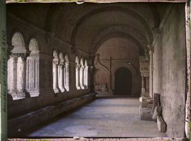Image représentant La galerie orientale du cloître de l'abbaye de Montmajour, avec au fond, l'enfeu de l'abbé Jean Hugolen