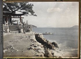 Image représentant Petit sanctuaire dédié à Inari sur le littoral de la mer intérieure