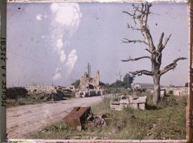 Image représentant France, Charny, Une rue du Village en ruines vers l'Eglise