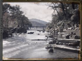 Image représentant L'extrémité orientale du lac Chuzenji et l'Ojiribashi (pont Ojiri) sur la Daiyagawa (rivière Daiya)