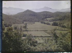 Image représentant France, Montespan Hte Garonne, La Montagne de la Grotte, vue prise du Chau de Montespan vers le sud ouest