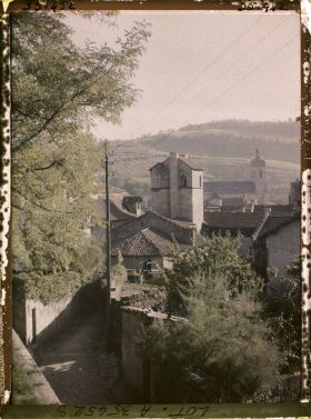 Image représentant France, Figeac, Aspect d'une rue vue de l'Eglise de Notre Dame du Puy