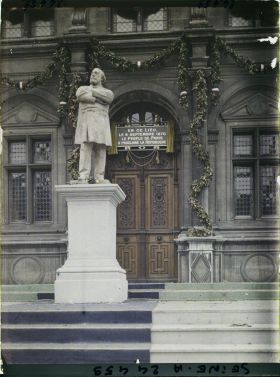 Image représentant La statue de Gambetta devant l'Hôtel de Ville pour le Cinquantenaire de la IIIe République