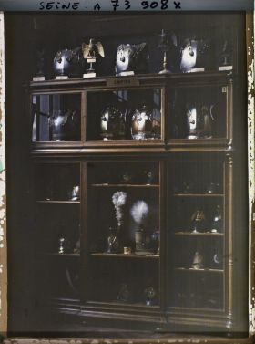 Image représentant Vitrine de l'Empire (emblèmes, cuirasses et casques), hôtel des Invalides