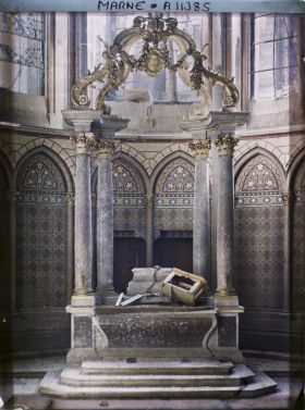 Image représentant L'autel de l'absidiole de la cathédrale endommagé par les bombardements