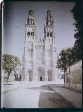 Image représentant La façade de la cathédrale Saint-Gatien, vue de la rue Pierre Boille