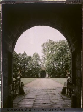 Image représentant L'avant-cour prise depuis le passage ménagé dans le corps de logis principal du château