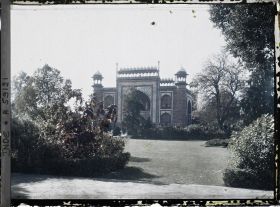 Image représentant Vue de l'intérieur des jardins, la porte monumentale de l'enceinte du Taj Mahal