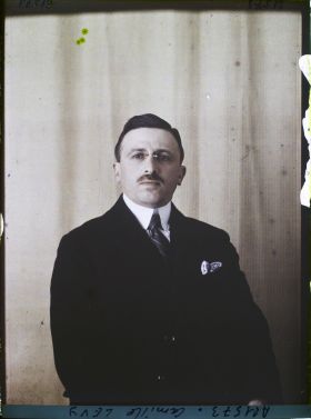 Image représentant Monsieur  https://musee-albert-kahn.s-museum.fr/home/NWQ2OTAwYzNmYjZlZTk1ZWQwODJmMjY4L2dlbmVyaWMtbm90aWNlLXRhYi9hdXRob3JpdHkvNjE3YTc5ZjVjZjhiODk2OGIzMzM3ZDIx/5d6900c3fb6ee95ed082f268/generic-notice-tab/authority/617a79ebcf8b8968b333726a Camille Lévy