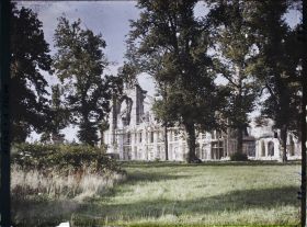 Image représentant France, Longpont, Ensemble du Château vu du Parc