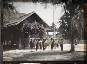 Image représentant Groupe de femmes et d'enfants devant une habitation d'administrateur ou de famille aisée