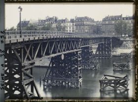 Image représentant La passerelle en bois remplaçant provisoirement le pont de la Tournelle en reconstruction