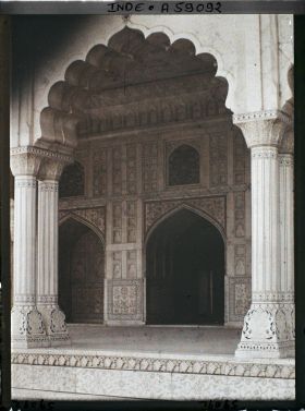 Image représentant Vue vers l'intérieur de la salle des audiences privées (Diwan-i-Khas) dans le fort Rouge (Lal Qila)