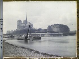 Image représentant La cathédrale Notre-Dame sur l'île de la Cité depuis le quai de la Tournelle