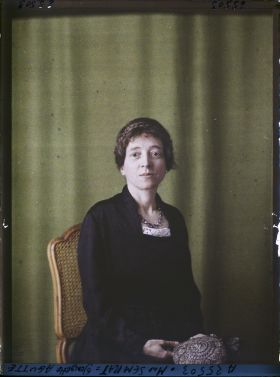 Image représentant https://musee-albert-kahn.s-museum.fr/home/NWQ2OTAwYzNmYjZlZTk1ZWQwODJmMjY4L2dlbmVyaWMtbm90aWNlLXRhYi9hdXRob3JpdHkvNjE3YTc5ZjVjZjhiODk2OGIzMzM3ZDIx/5d6900c3fb6ee95ed082f268/generic-notice-tab/authority/617a79ebcf8b8968b33377d9 Madame Georgette Sembat