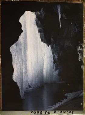 Image représentant Cascade gelée au bois de Boulogne vue de l'intérieur