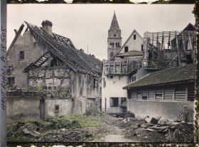 Image représentant Ruines (au fond, le Temple Protestant)