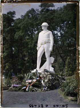 Image représentant Le cimétière américain de Suresnes, statue d'un soldat (un "Tommy" ou "Tommie")