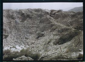 Image représentant France, Les Eparges, Sur la Crête des Eparges. Un entonnoir produit par l'explosion d'une mine (n° 1)