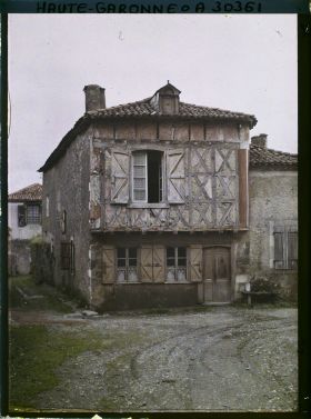 Image représentant France, St-Bertrand-de-Comminges, Cloître de la Cathédrale, Vieille Maison Louis XV