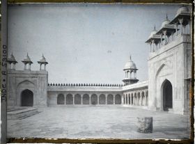 Image représentant La cour de la mosquée de la Perle (Moti Masjid) dans le fort Rouge (Lal Qila)