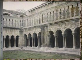 Image représentant La cour intérieure du cloître de Saint-Trophime