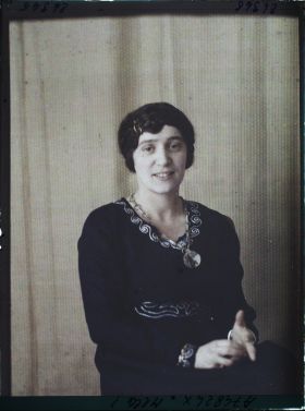 Image représentant https://musee-albert-kahn.s-museum.fr/home/NWQ2OTAwYzNmYjZlZTk1ZWQwODJmMjY4L2dlbmVyaWMtbm90aWNlLXRhYi9hdXRob3JpdHkvNjE3YTc5ZjVjZjhiODk2OGIzMzM3ZDIx/5d6900c3fb6ee95ed082f268/generic-notice-tab/authority/617a79ebcf8b8968b3337c1e La cousine de Madame Voize