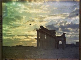 Image représentant Le début de la grande colonnade et l'arc monumental au lever du jour