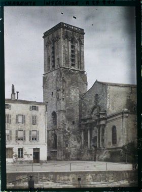 Image représentant L'église Saint-Sauveur, vue depuis le quai Louis Durand