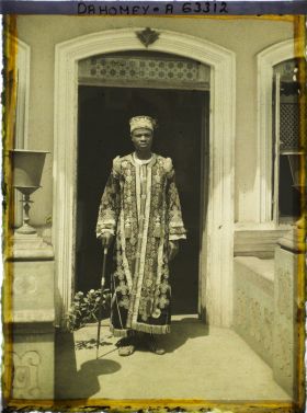 Image représentant Portrait de monsieur Laurent Gayet en costume de chef dahoméen à Gbejehoun ?