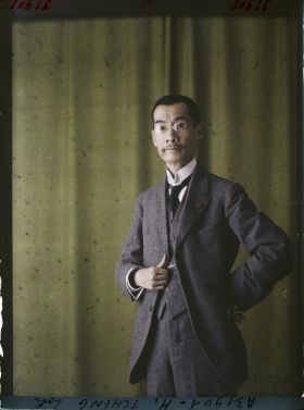 Image représentant Le ministre  https://musee-albert-kahn.s-museum.fr/home/NWQ2OTAwYzNmYjZlZTk1ZWQwODJmMjY4L2dlbmVyaWMtbm90aWNlLXRhYi9hdXRob3JpdHkvNjE3YTc5ZjVjZjhiODk2OGIzMzM3ZDIx/5d6900c3fb6ee95ed082f268/generic-notice-tab/authority/617a79eacf8b8968b333657e Tcheng Loh