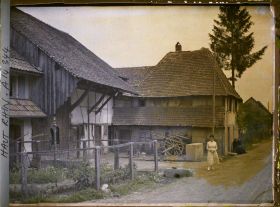Image représentant Alsace, Sentheim, Soppe-le-bas. Une maison à l'entrée du village avec son écurie et une autre maison à l'angle droit