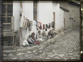 Image représentant Tziganes vendant des vêtements